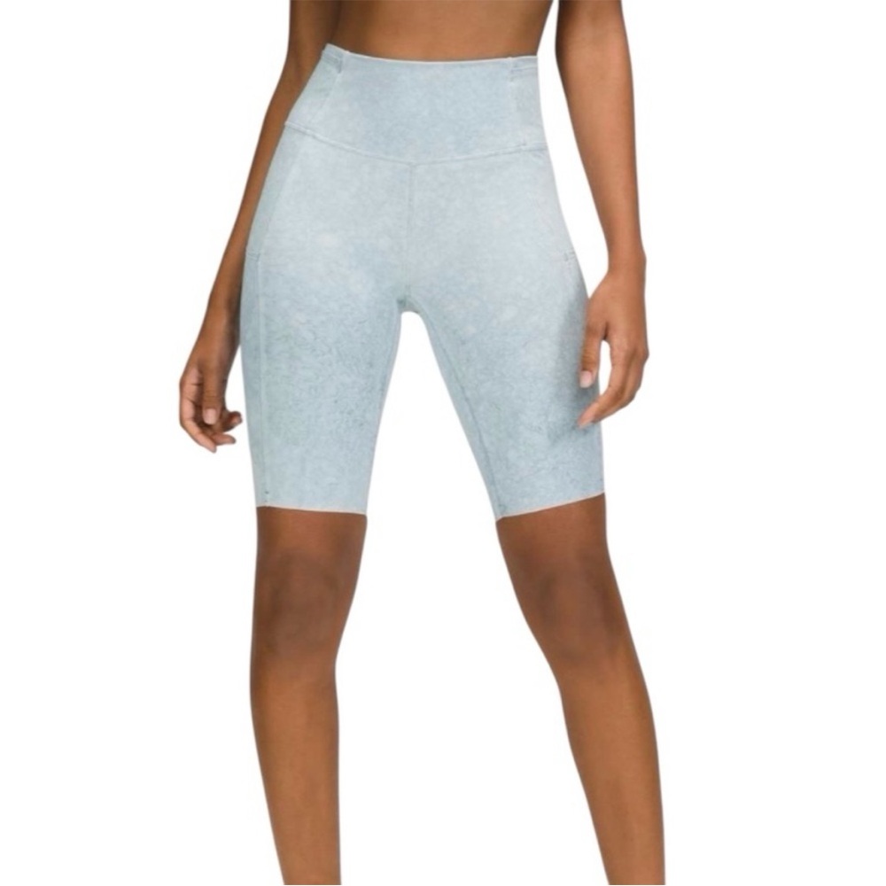 Lululemon Fast and Free Short 10” in City Grit White Blue Fog